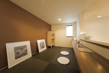 光と風を感じる広々LDK、スキップフロアにスタディースペースのある家