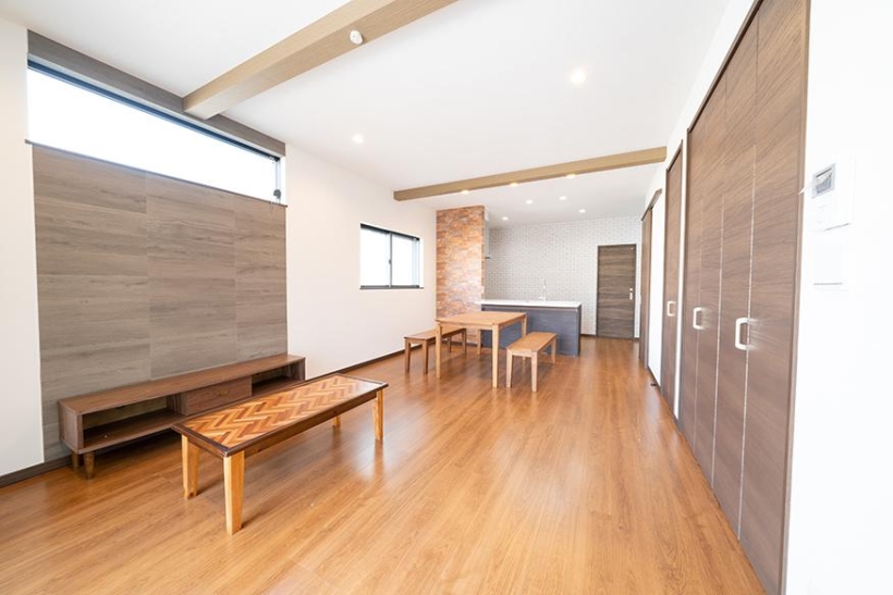 木の温もり溢れるリビング、いつも家族の気配を感じれる家