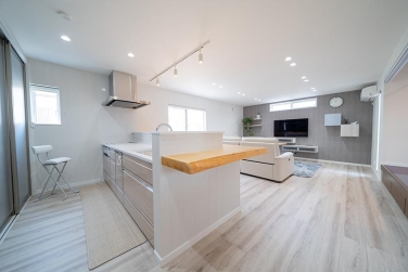 開放感のあるリビング、屋上バルコニーのある家