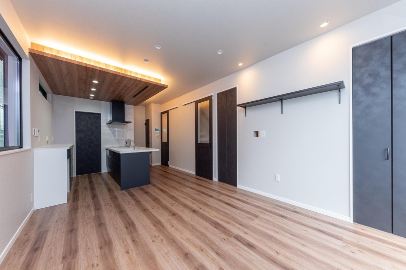 デザイン性のある下がり天井を取り入れたLDK、豊富な収納を備えた機能的な家