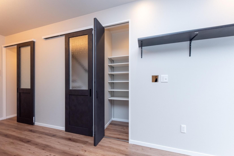 デザイン性のある下がり天井を取り入れたLDK、豊富な収納を備えた機能的な家