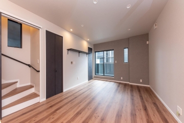 デザイン性のある下がり天井を取り入れたLDK、豊富な収納を備えた機能的な家