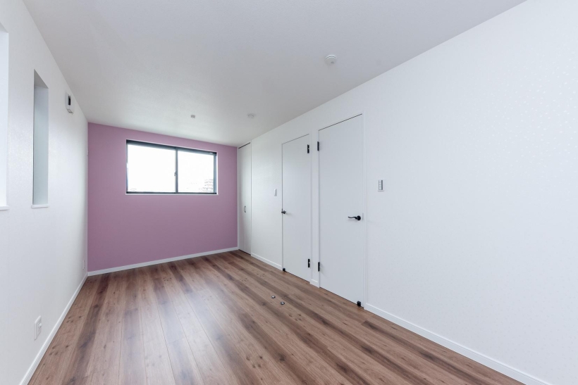 デザイン性のある下がり天井を取り入れたLDK、豊富な収納を備えた機能的な家