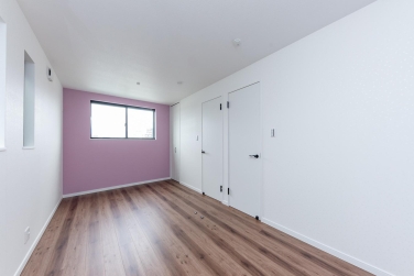 デザイン性のある下がり天井を取り入れたLDK、豊富な収納を備えた機能的な家