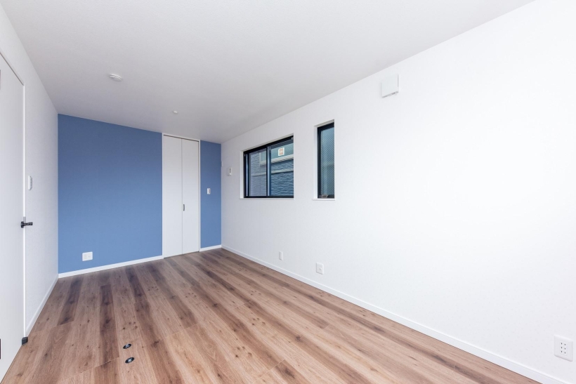 デザイン性のある下がり天井を取り入れたLDK、豊富な収納を備えた機能的な家