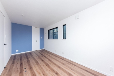 デザイン性のある下がり天井を取り入れたLDK、豊富な収納を備えた機能的な家