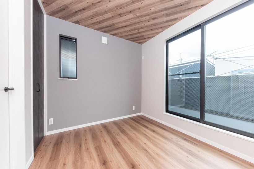 デザイン性のある下がり天井を取り入れたLDK、豊富な収納を備えた機能的な家